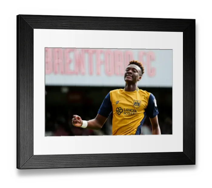 Framed Print : Frustration for Tammy Abraham as Bristol City Miss Out at Griffin Park Framed Print : Frustration for Tammy Abraham as Bristol City Miss Out at Griffin Park