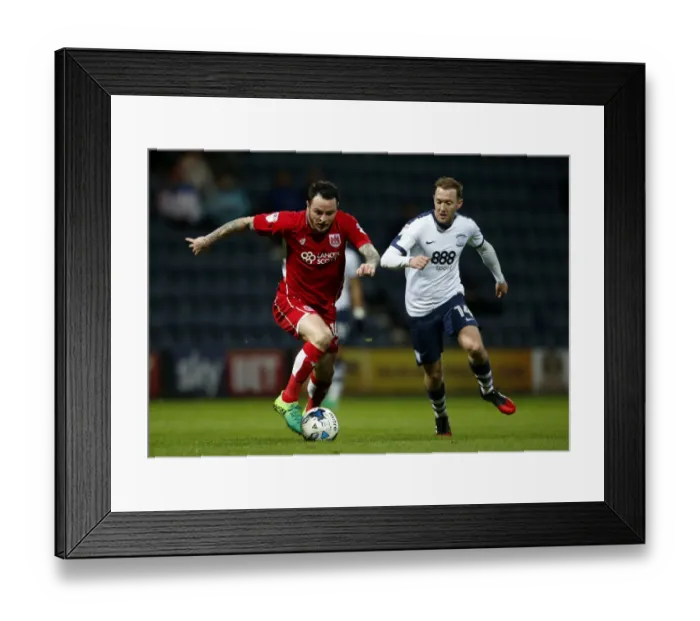 Framed Print : Bristol City's Lee Tomlin Clashes with Preston North End's Aidan McGeady during Sky Bet Championship Match Framed Print : Bristol City's Lee Tomlin Clashes with Preston North End's Aidan McGeady during Sky Bet Championship Match