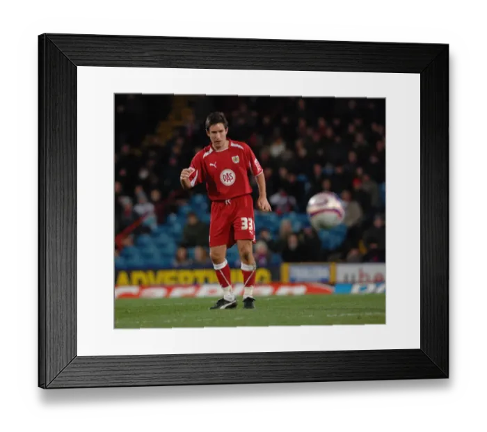 Framed Print : Lee Johnson spreads play Framed Print : Lee Johnson spreads play