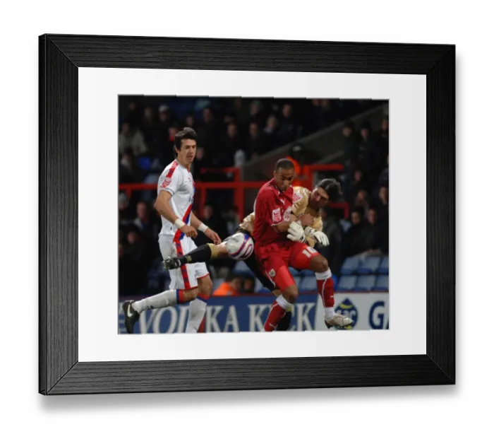 Framed Print : Nicky Maynard battles for the ball with Juilian Speroni Framed Print : Nicky Maynard battles for the ball with Juilian Speroni