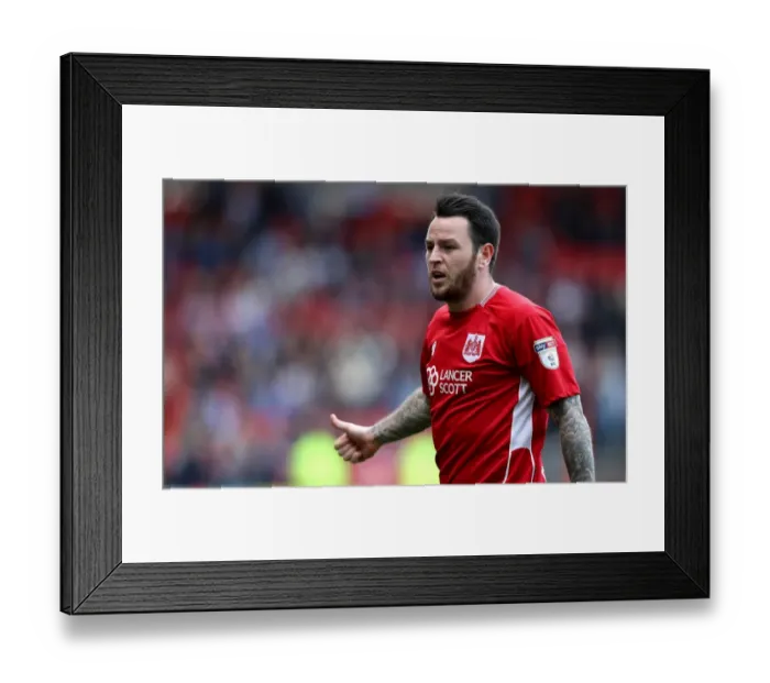 Framed Print : Lee Tomlin in Action: Bristol City vs Queens Park Rangers, Sky Bet Championship, 2017