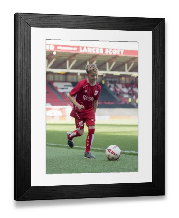 Framed Print : Bristol City vs Barnsley: Intense Clash in Sky Bet Championship (April 2017) Framed Print : Bristol City vs Barnsley: Intense Clash in Sky Bet Championship (April 2017)