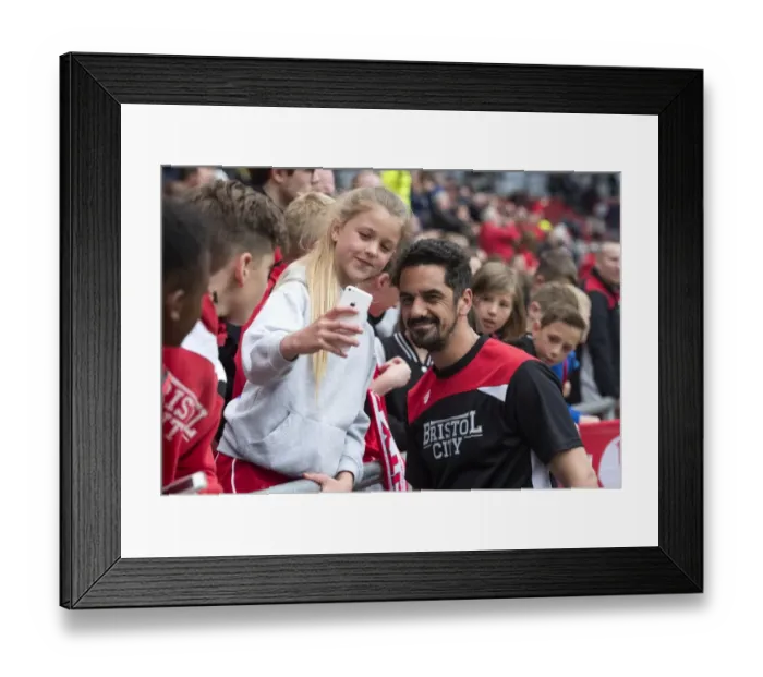 Framed Print : Bristol City Legend Scott Murray Meets a Fan at Ashton Gate during Bristol City vs Birmingham City Match, Sky Bet Championship (07 / 05 / 2017)