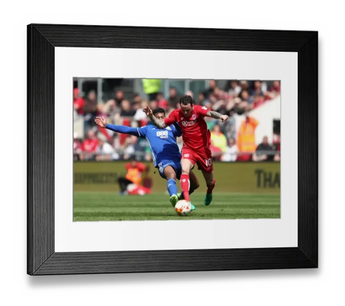 Framed Print : Bristol City's Lee Tomlin Dodges Birmingham's Davis in Championship Clash Framed Print : Bristol City's Lee Tomlin Dodges Birmingham's Davis in Championship Clash