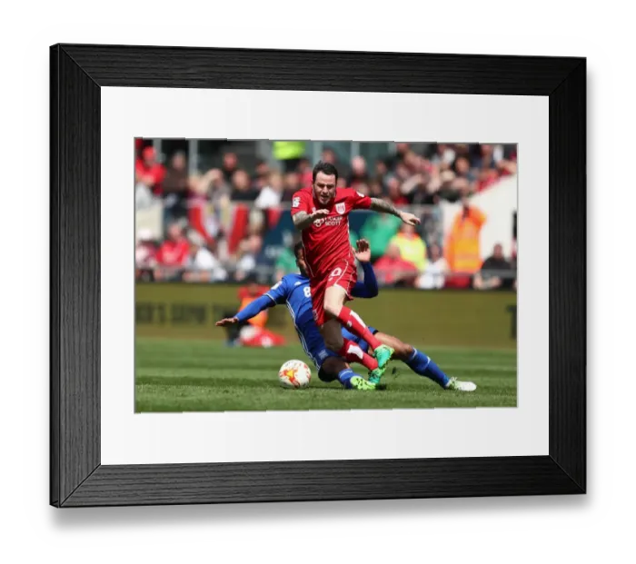 Framed Print : Bristol City's Lee Tomlin Evades Birmingham's Davis in Championship Clash