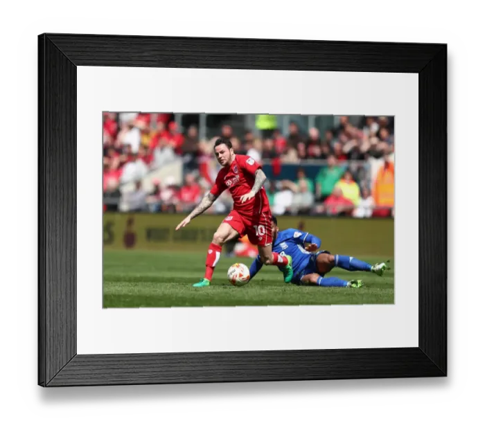 Framed Print : Bristol City's Lee Tomlin Slips Past Birmingham's Davis in Championship Clash