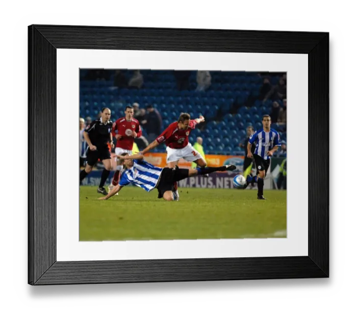 Framed Print : Lee Trundle battles for the ball