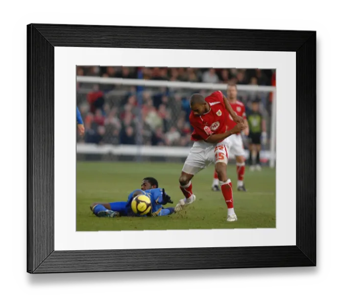 Framed Print : Marvin Elliott battles with Arnold Mvuemba