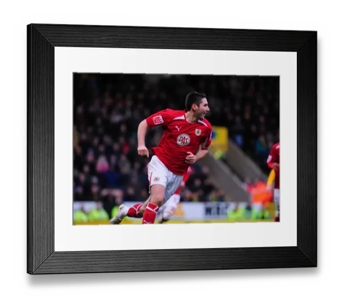 Framed Print : A Clash of Football Rivals: Norwich City vs. Bristol City (Season 08-09)
