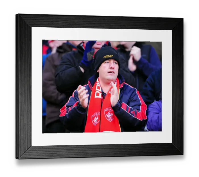 Framed Print : The Clash Between the Canaries and the Robins: Norwich City vs. Bristol City - Season 08-09