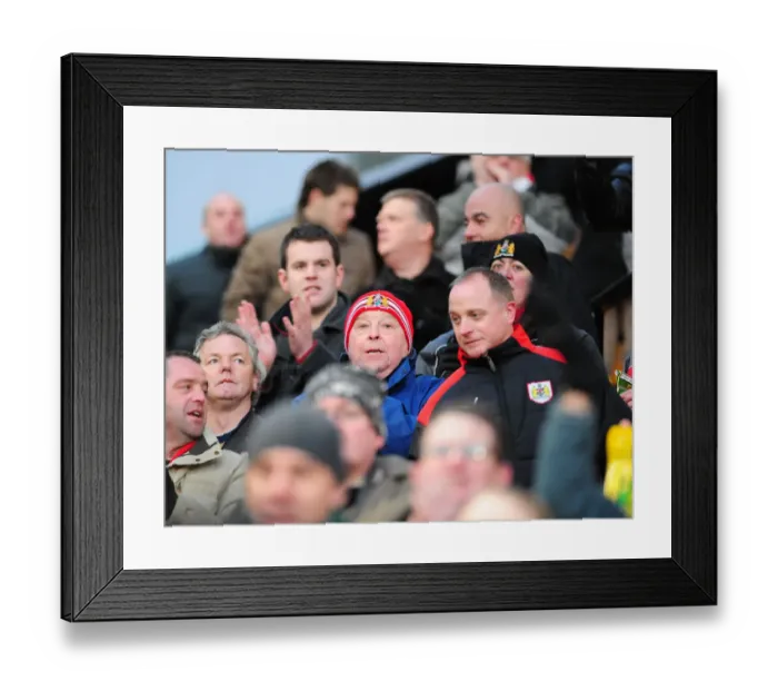 Framed Print : The Birds Battle: Norwich City vs. Bristol City (08-09 Season)