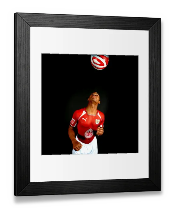 Framed Print : Marvin Elliott: Portrait of Determination, Bristol City Football Club 08-09 Framed Print : Marvin Elliott: Portrait of Determination, Bristol City Football Club 08-09