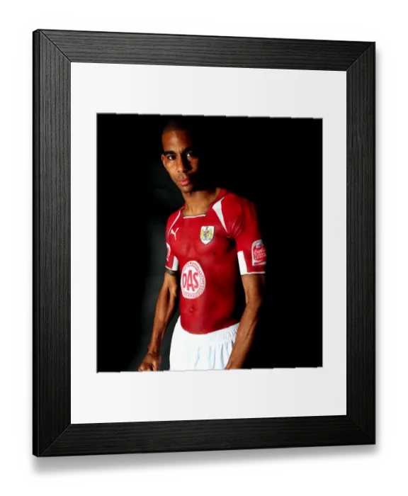 Framed Print : Marvin Elliott: A Symbol of Determination in Bristol City Football Club's 08-09 Season Framed Print : Marvin Elliott: A Symbol of Determination in Bristol City Football Club's 08-09 Season