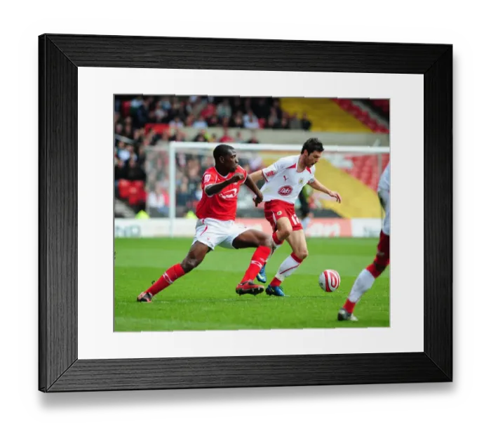 Framed Print : Bristol City's Ivan Sproule in a Tight Battle with Nottingham Forest's Guy Moussi Framed Print : Bristol City's Ivan Sproule in a Tight Battle with Nottingham Forest's Guy Moussi