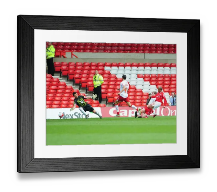 Framed Print : Robert Earnshaw Scores the Game-Winning Goal for Nottingham Forest Against Bristol City
