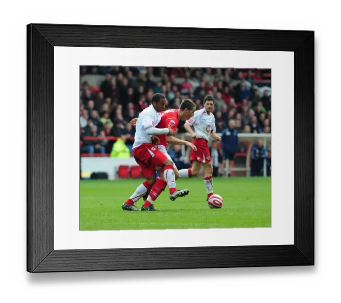 Framed Print : Nicky Maynard battles for the ball Framed Print : Nicky Maynard battles for the ball