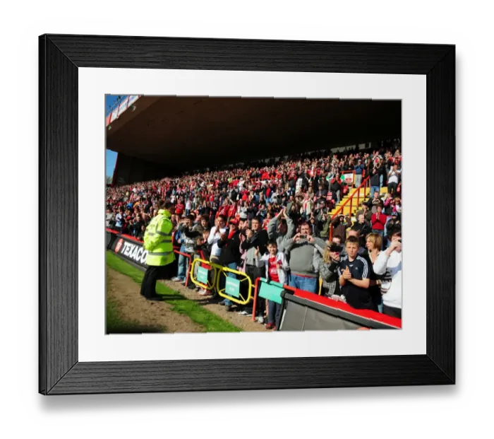 Framed Print : Bristol City vs Sheffield Wednesday: A Football Rivalry from the 08-09 Season Framed Print : Bristol City vs Sheffield Wednesday: A Football Rivalry from the 08-09 Season
