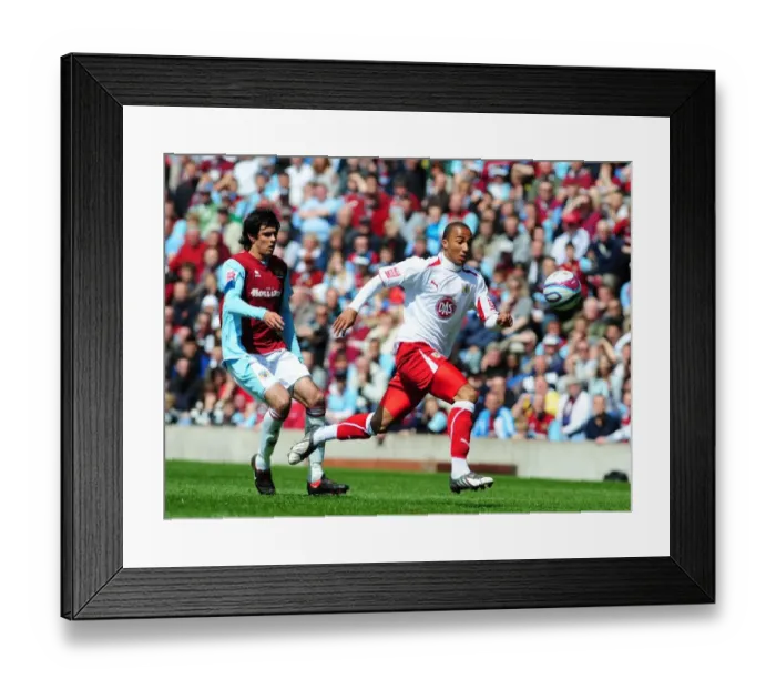 Framed Print : Nicky Maynard gets away from Ryhs Williams Framed Print : Nicky Maynard gets away from Ryhs Williams