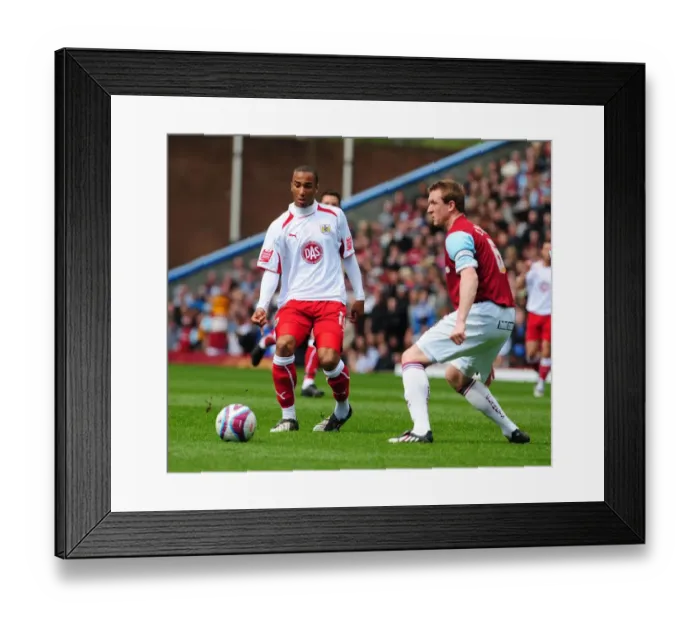 Framed Print : Nicky Maynard and Steven Caldwell: A Moment from the Burnley vs. Bristol City Football Match