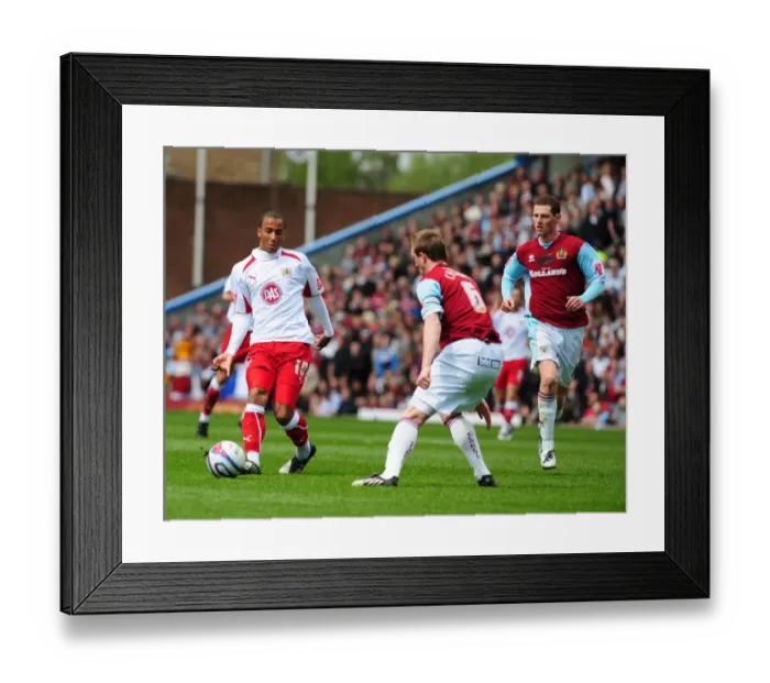 Framed Print : Nicky Maynard passes past Steven Caldwell