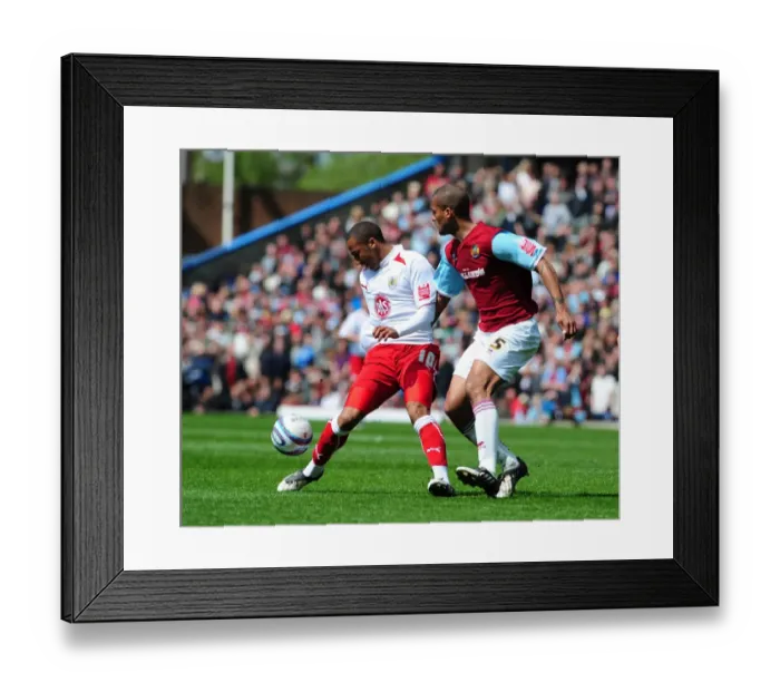 Framed Print : Nicky Maynard holds the ball up Framed Print : Nicky Maynard holds the ball up
