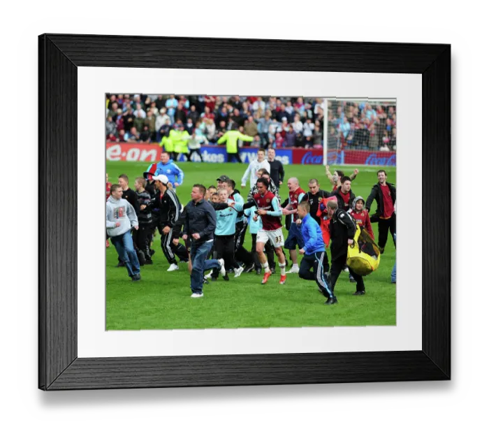 Framed Print : Burnley vs. Bristol City: A Football Rivalry - Season 08-09 Framed Print : Burnley vs. Bristol City: A Football Rivalry - Season 08-09