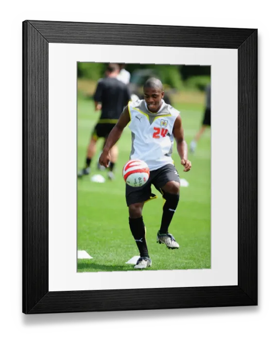 Framed Print : Bristol City First Team: United for Pre-Season Training (09-10) Framed Print : Bristol City First Team: United for Pre-Season Training (09-10)
