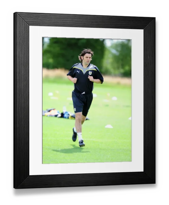Framed Print : Bristol City First Team: Pre-Season Training 09-10 - Gearing Up for the New Season Framed Print : Bristol City First Team: Pre-Season Training 09-10 - Gearing Up for the New Season