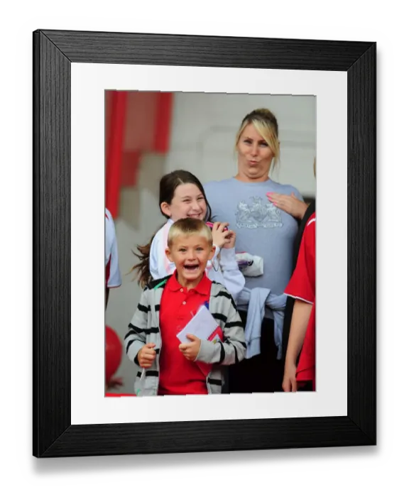 Framed Print : Bristol City FC First Team Open Day 09-10: Behind the Scenes with the Squad Framed Print : Bristol City FC First Team Open Day 09-10: Behind the Scenes with the Squad