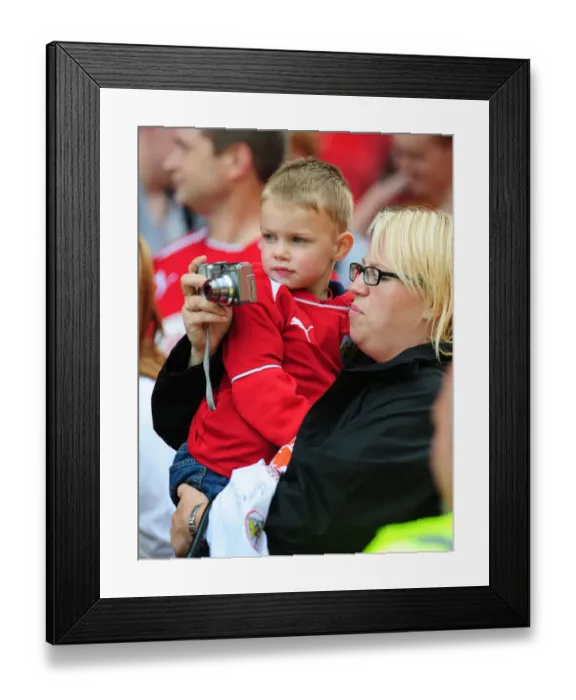 Framed Print : Behind-the-Scenes at Bristol City FC First Team Open Day (09-10) Framed Print : Behind-the-Scenes at Bristol City FC First Team Open Day (09-10)