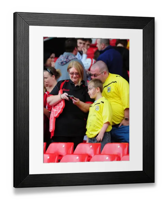 Framed Print : Bristol City FC First Team: 09-10 Open Day - A Peek Behind the Scenes Framed Print : Bristol City FC First Team: 09-10 Open Day - A Peek Behind the Scenes