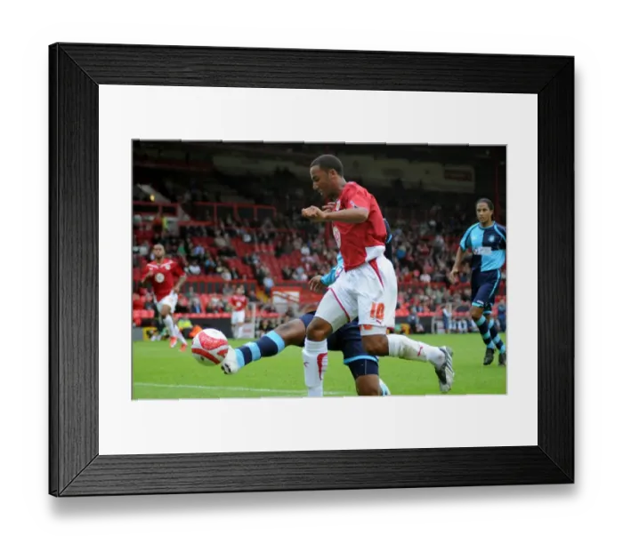 Framed Print : Nicky Maynard in Action: Bristol City vs Wycombe Wanderers