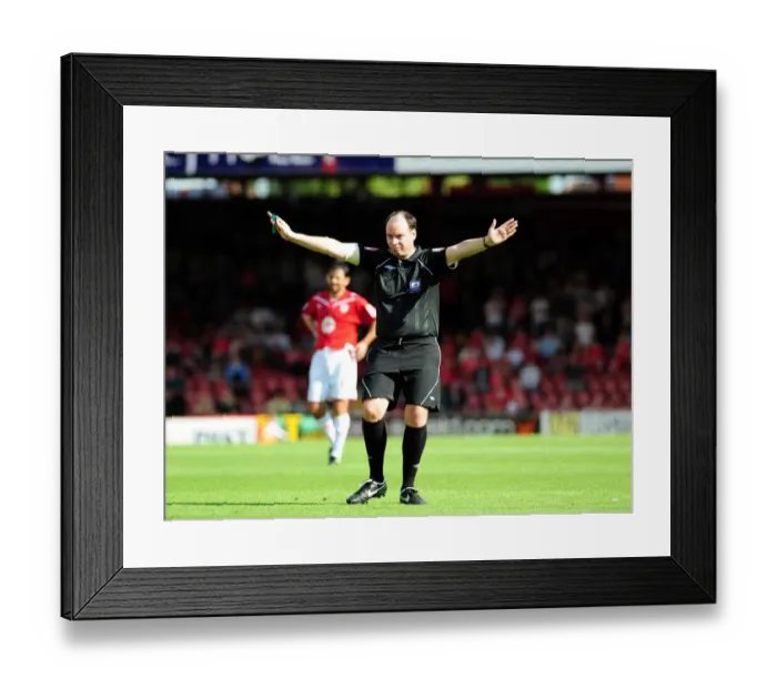Framed Print : Season 09-10 Football Showdown: A Game to Remember - Bristol City vs Crystal Palace Framed Print : Season 09-10 Football Showdown: A Game to Remember - Bristol City vs Crystal Palace