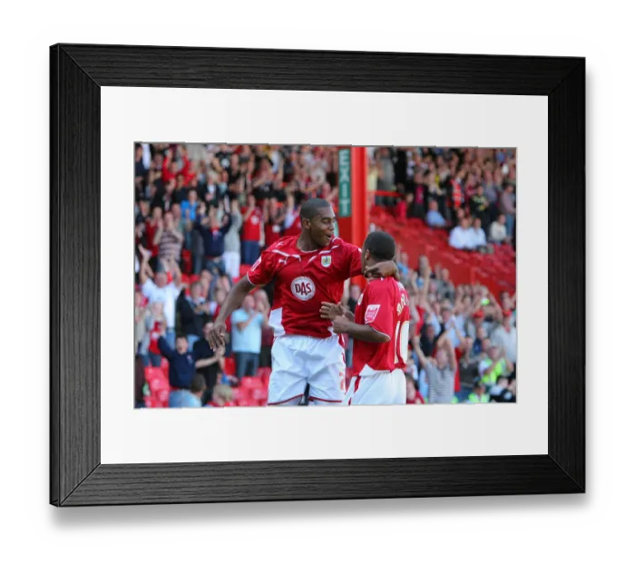 Framed Print : Bristol City vs Middlesbrough: A Football Showdown - 09-10 Season