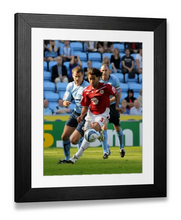 Framed Print : City new signing Alvaro Saborio takes on the Coventry defence Framed Print : City new signing Alvaro Saborio takes on the Coventry defence