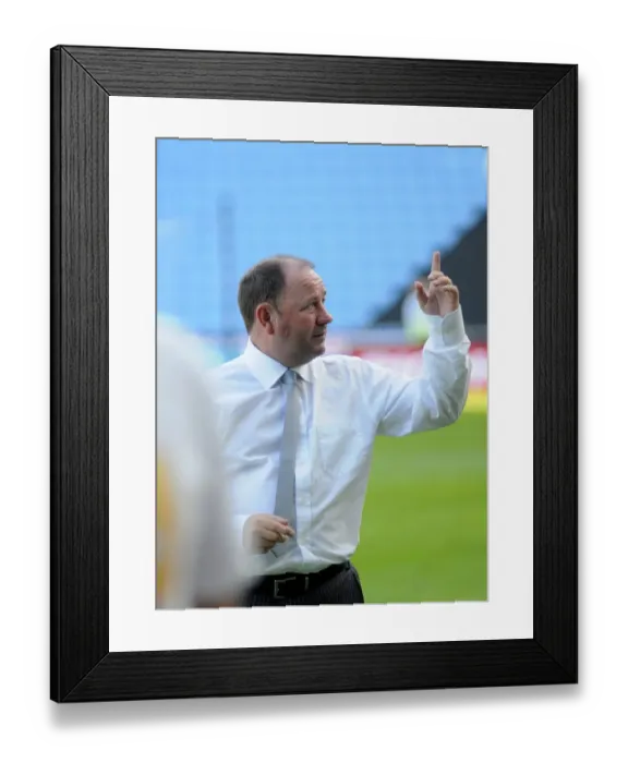 Framed Print : Gary Johnson Acknowledges the Fans Framed Print : Gary Johnson Acknowledges the Fans