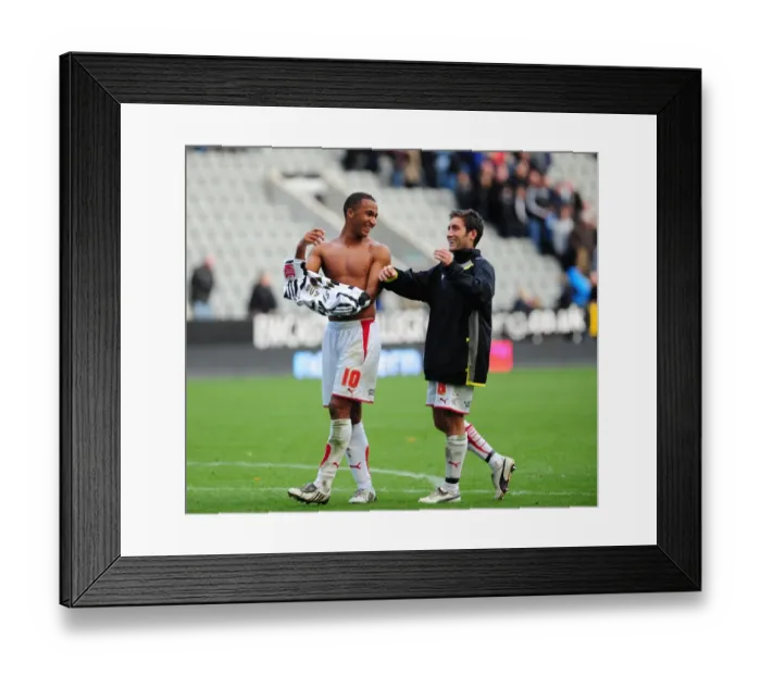 Framed Print : Clash of Champions: Newcastle Utd vs. Bristol City (09-10 Season)