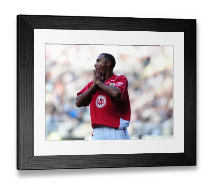 Framed Print : Nicky Maynard in Action: Newcastle United vs. Bristol City Framed Print : Nicky Maynard in Action: Newcastle United vs. Bristol City