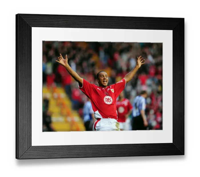 Framed Print : Bristol City vs Sheffield Wednesday: A Thrilling Football Showdown (Season 09-10)