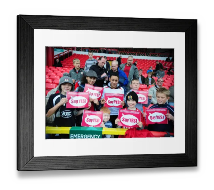 Framed Print : Bristol City vs Sheffield Wednesday: A Thrilling Football Showdown (Season 09-10)