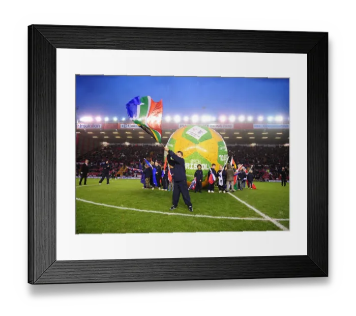 Framed Print : Bristol City vs Ipswich Town: A Football Rivalry Unfolds - 09-10 Season Showdown