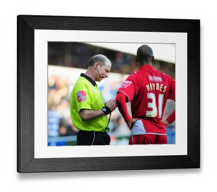 Framed Print : The Battle on the Field: QPR vs. Bristol City - Season 09-10 Framed Print : The Battle on the Field: QPR vs. Bristol City - Season 09-10