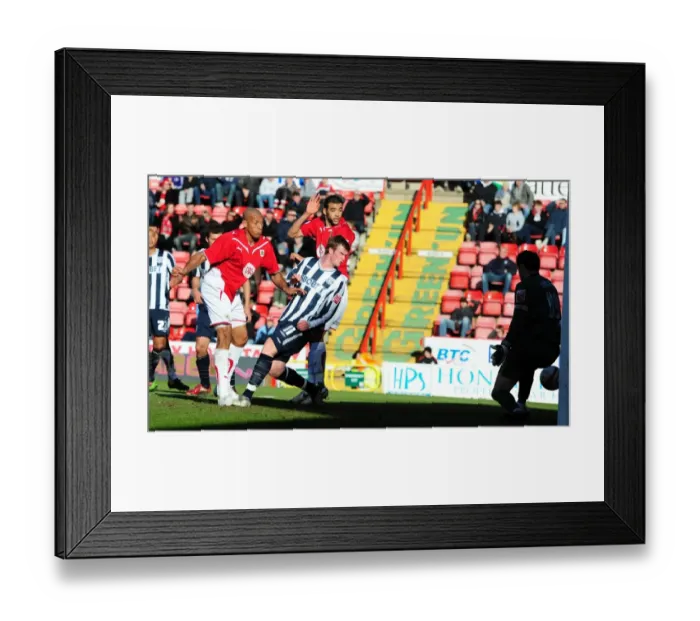 Framed Print : Thrilling Goal Celebration: Chris Iwelumo Beats West Bromwich Albion's Chris Brunt and Scott Carson - Football Championship, Bristol City vs West Bromwich Albion, 21st February 2010