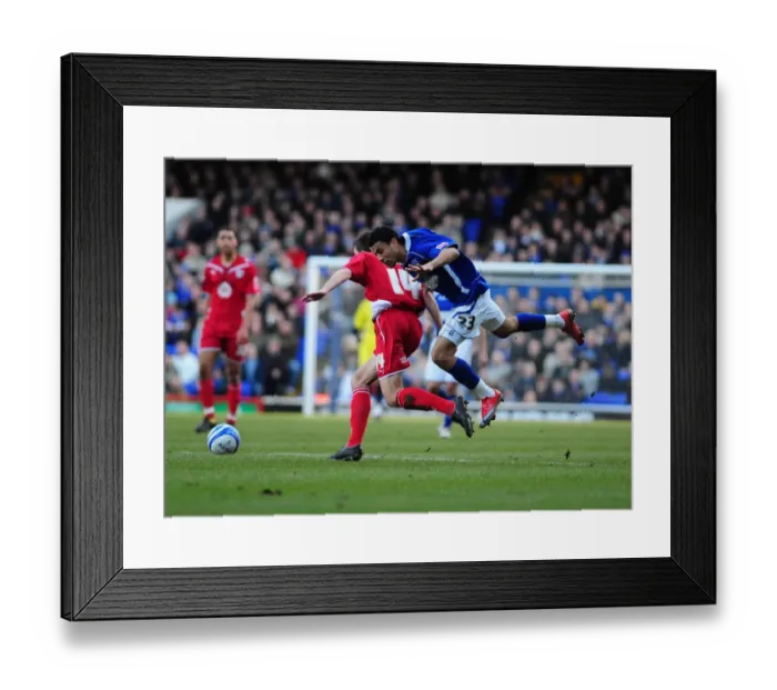 Framed Print : Carlos Edwards tussles with Cole Skuse Framed Print : Carlos Edwards tussles with Cole Skuse