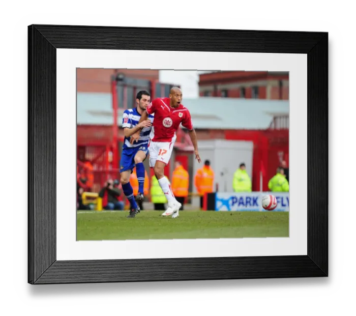 Framed Print : Chris Iwelumo holds off Sam Hird Framed Print : Chris Iwelumo holds off Sam Hird