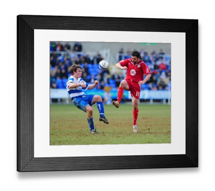 Framed Print : Battling for Supremacy: Hartley vs. Tabb in the Championship Clash between Reading and Bristol City (13 / 03 / 2010) Framed Print : Battling for Supremacy: Hartley vs. Tabb in the Championship Clash between Reading and Bristol City (13 / 03 / 2010)