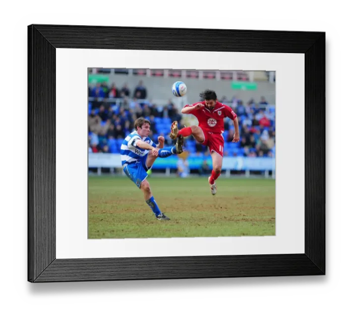 Framed Print : Battling for Control: Hartley vs. Tabb in the Intense Championship Showdown between Reading and Bristol City (13 / 03 / 2010) Framed Print : Battling for Control: Hartley vs. Tabb in the Intense Championship Showdown between Reading and Bristol City (13 / 03 / 2010)