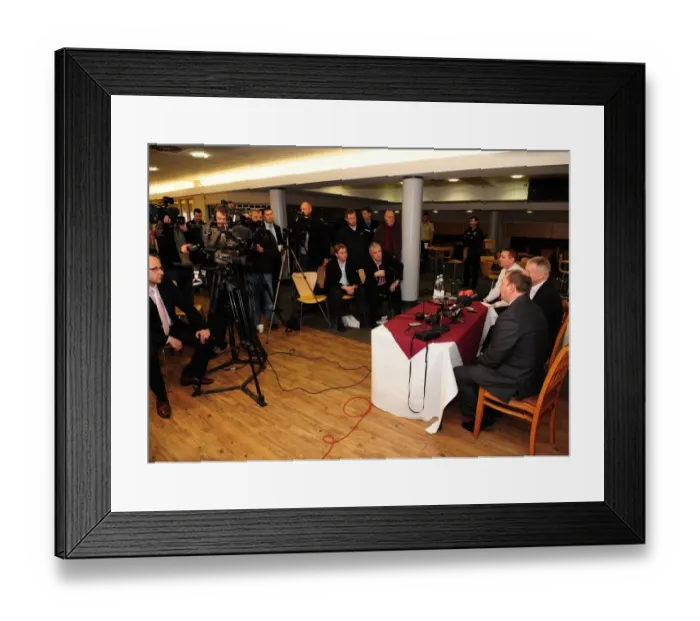 Framed Print : Gary Johnson's Farewell: Last Press Conference as Bristol City Manager (18 / 03 / 2010)