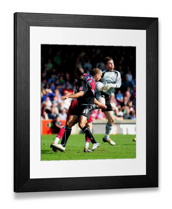 Framed Print : Battling for Control: Haynes vs Mirfin and Murphy in Scunthorpe United vs Bristol City Championship Showdown (17 / 04 / 2010)