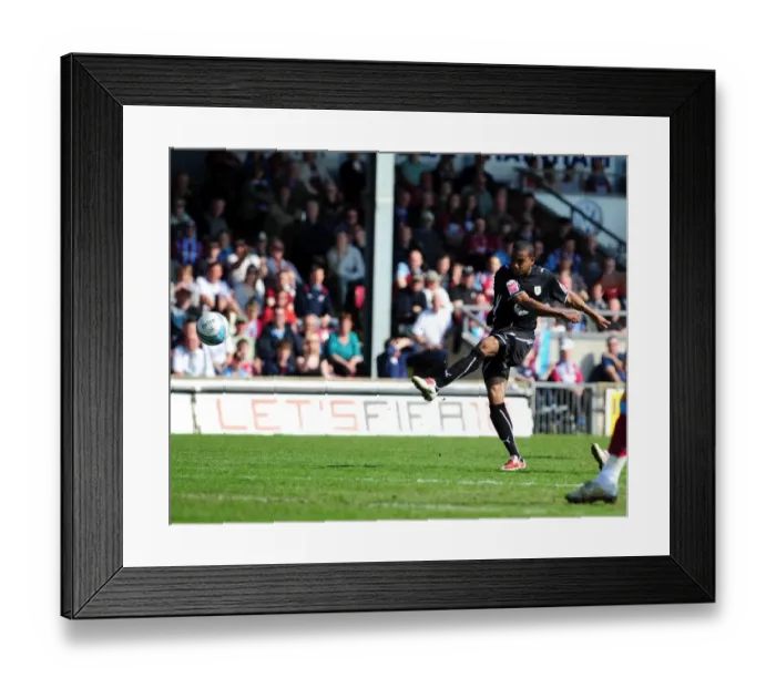 Framed Print : Marvin Elliott's Goal Attempt for Bristol City against Scunthorpe United, Championship 2010 Framed Print : Marvin Elliott's Goal Attempt for Bristol City against Scunthorpe United, Championship 2010